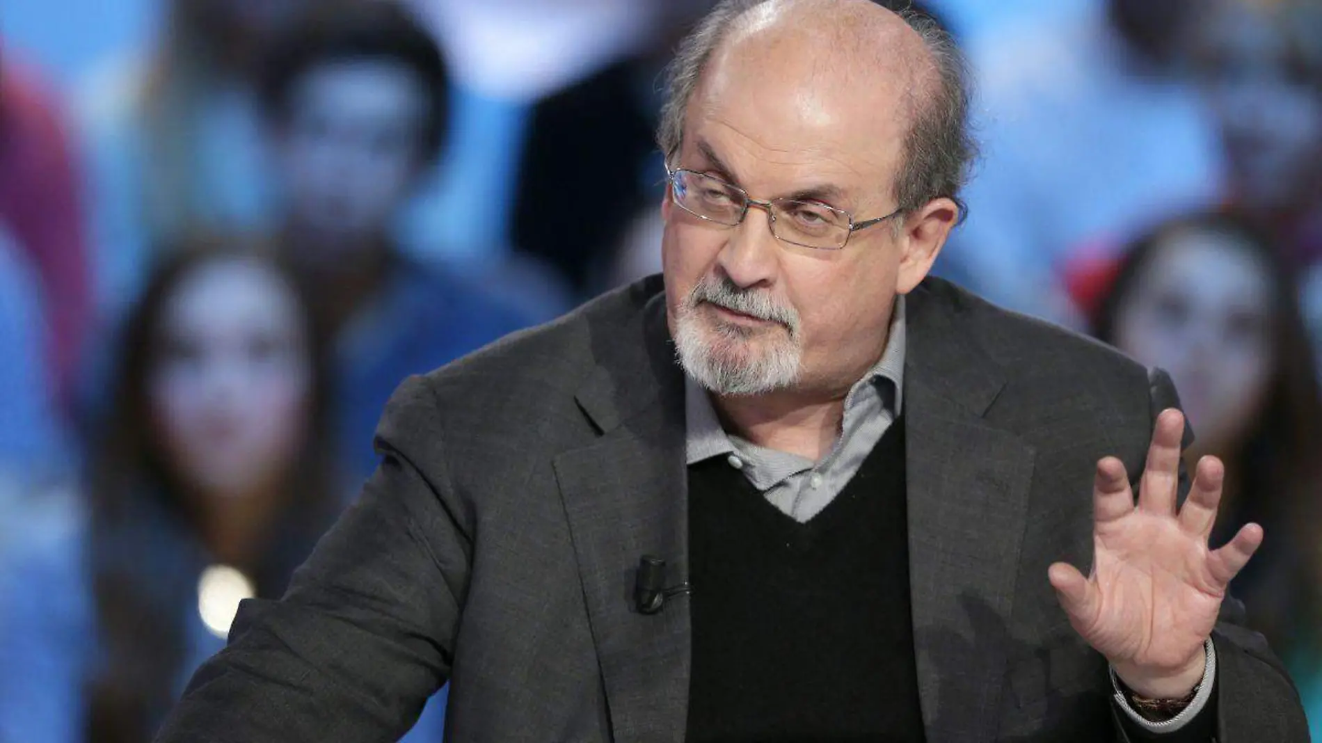 Ataque a Salman Rushdie provoca campaña para otorgarle en Nobel de Literatura